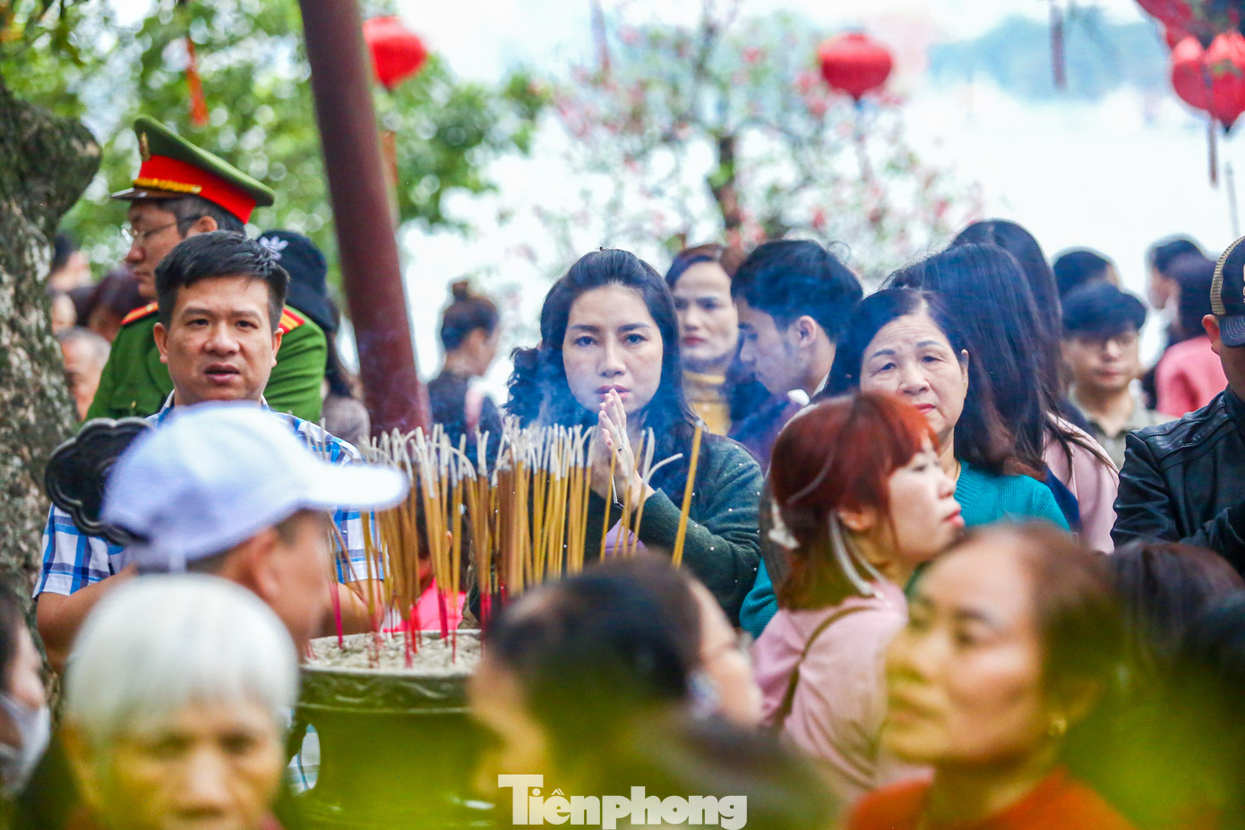 Hình ảnh người dân chen chân đi lễ hội dịp đầu năm. Ảnh: Duy Phạm.