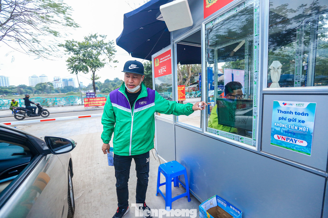 Áp dụng thu phí không dùng tiền mặt tại các điểm trông giữ phương tiện khu vực Phủ Tây Hồ. Với xe ô tô đã dán thẻ VETC sẽ thanh toán tự động qua ví VETC. Xe ô tô đã dán thẻ Epass sẽ thanh toán qua tài khoản Ngân hàng (Mã QR động). Với xe ô tô chưa dán thẻ sẽ hỗ trợ dán thẻ VETC cho khách để thanh toán.