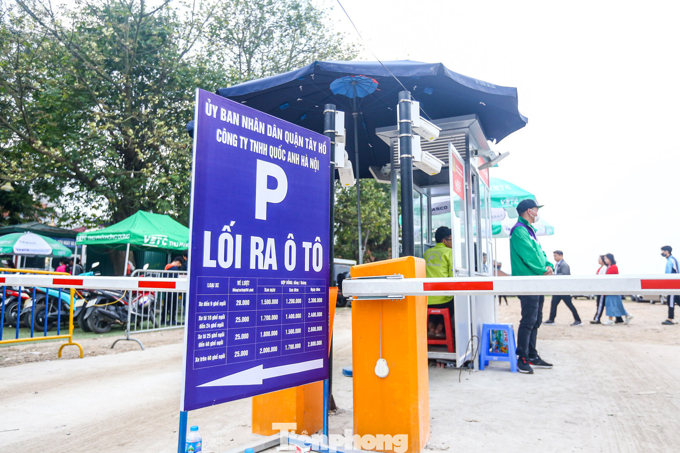 Năm nay, du khách thập phương cảm thấy vô cùng thích thú và rất ủng hộ khi không phải dùng tiền mặt để trả các dịch vụ như: mua sắm đồ lễ, gửi xe, ăn uống... tại Phủ Tây Hồ. Bên cạnh đó, lực lượng công an có mặt điều tiết giao thông khiến việc vào lễ không còn mất nhiều thời gian, giao thông không bị tắc nghẽn như trước.