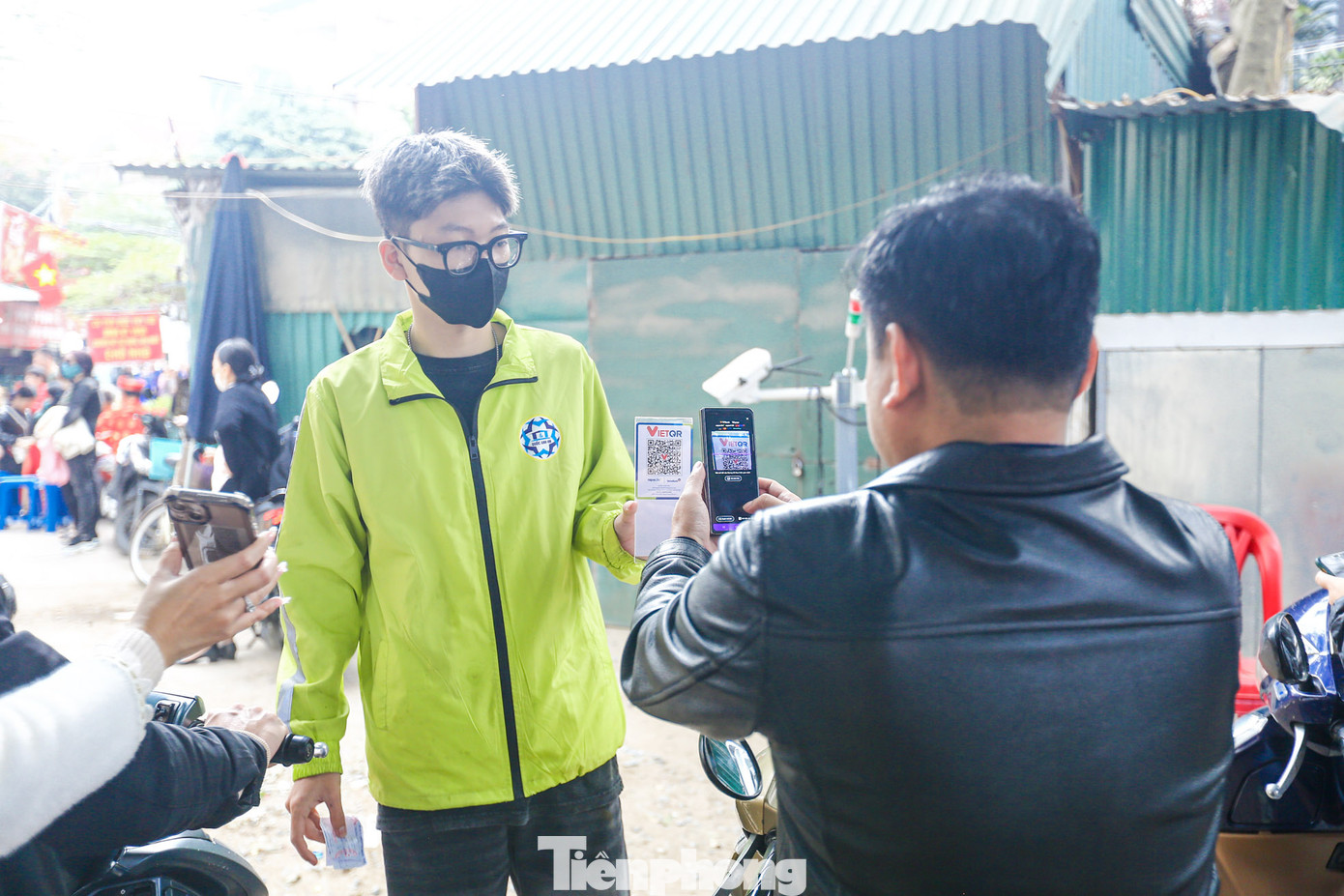 Với xe máy tiến hành thu phí qua tài khoản Ngân hàng (Mã QR)