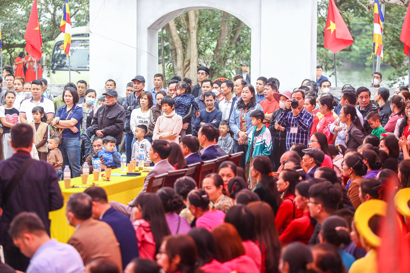 Sân chùa chật kín người dân và du khách đến trẩy hội.