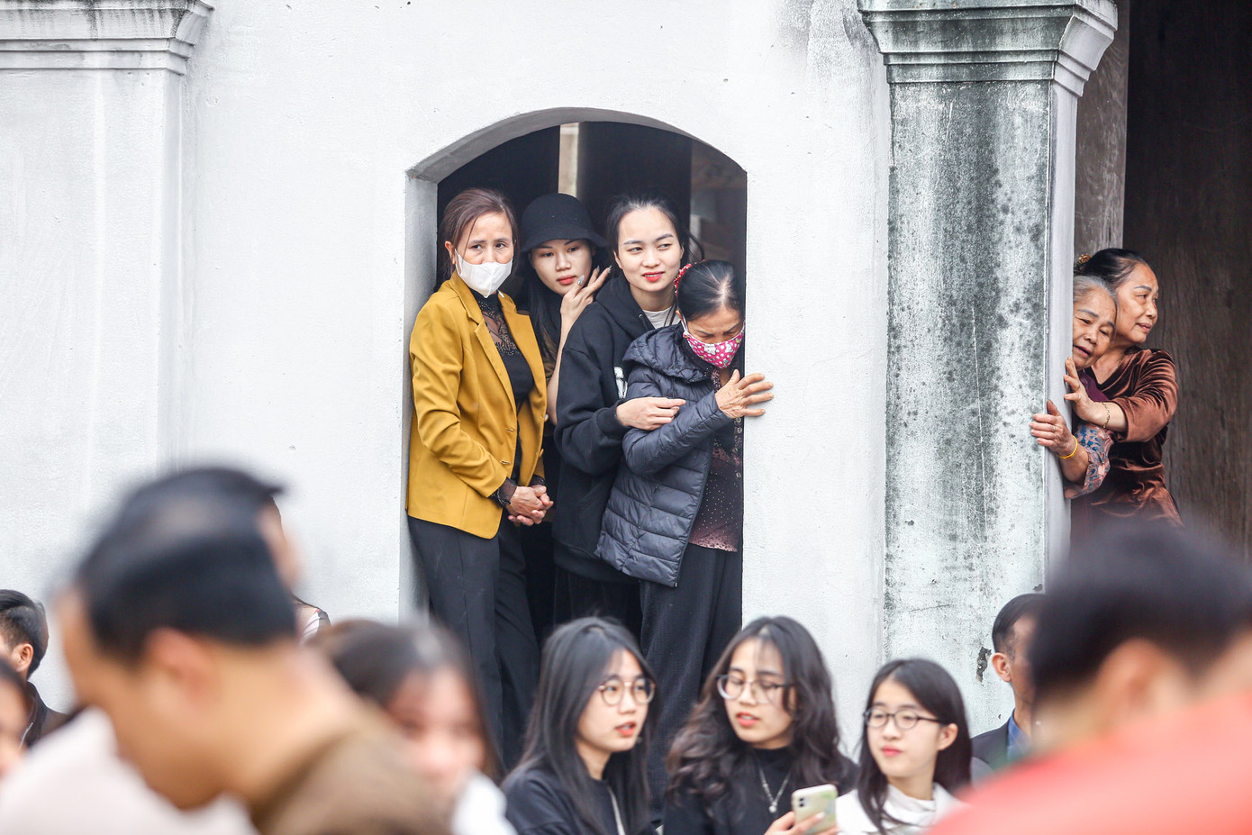 Người dân, du khách len lỏi từng góc để xem hội.