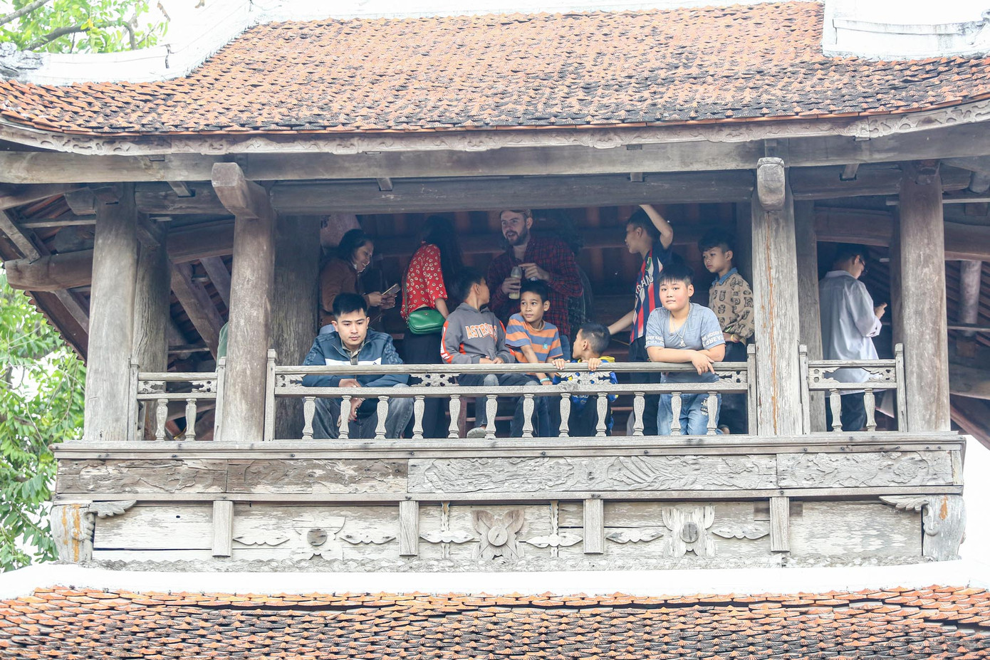 Người dân, du khách len lỏi từng góc để xem hội.