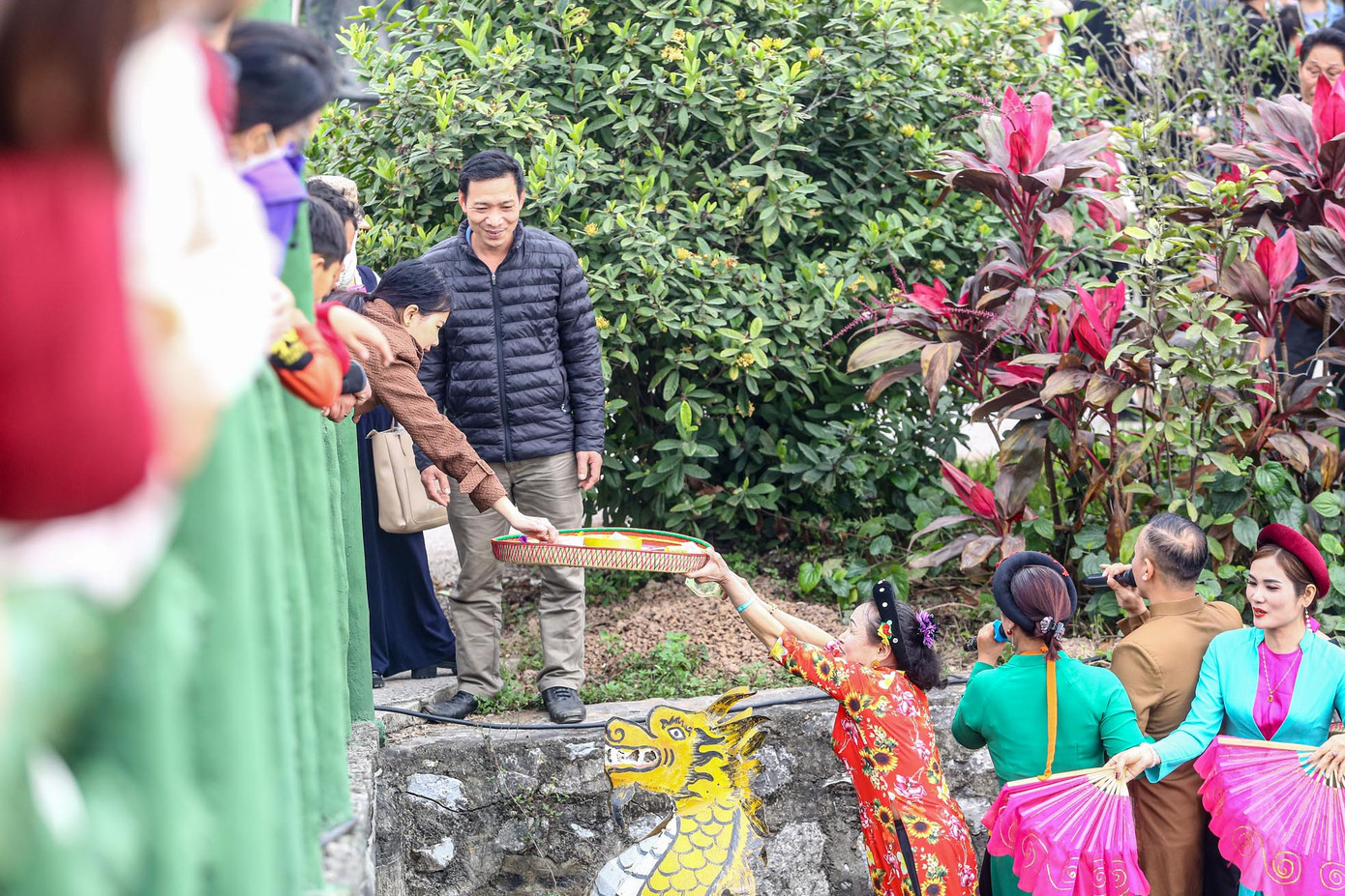 Trên thuyền rồng dạo quanh hồ, liền anh đóng khăn xếp áo the, liền chị áo mớ ba mớ bẩy chèo thuyền hát các bài dân gian. Trong lúc các liền anh, liền chị hát thì một liền chị tay ngả nón và vô tư nhận tiền khi du khách thả tiền vào.