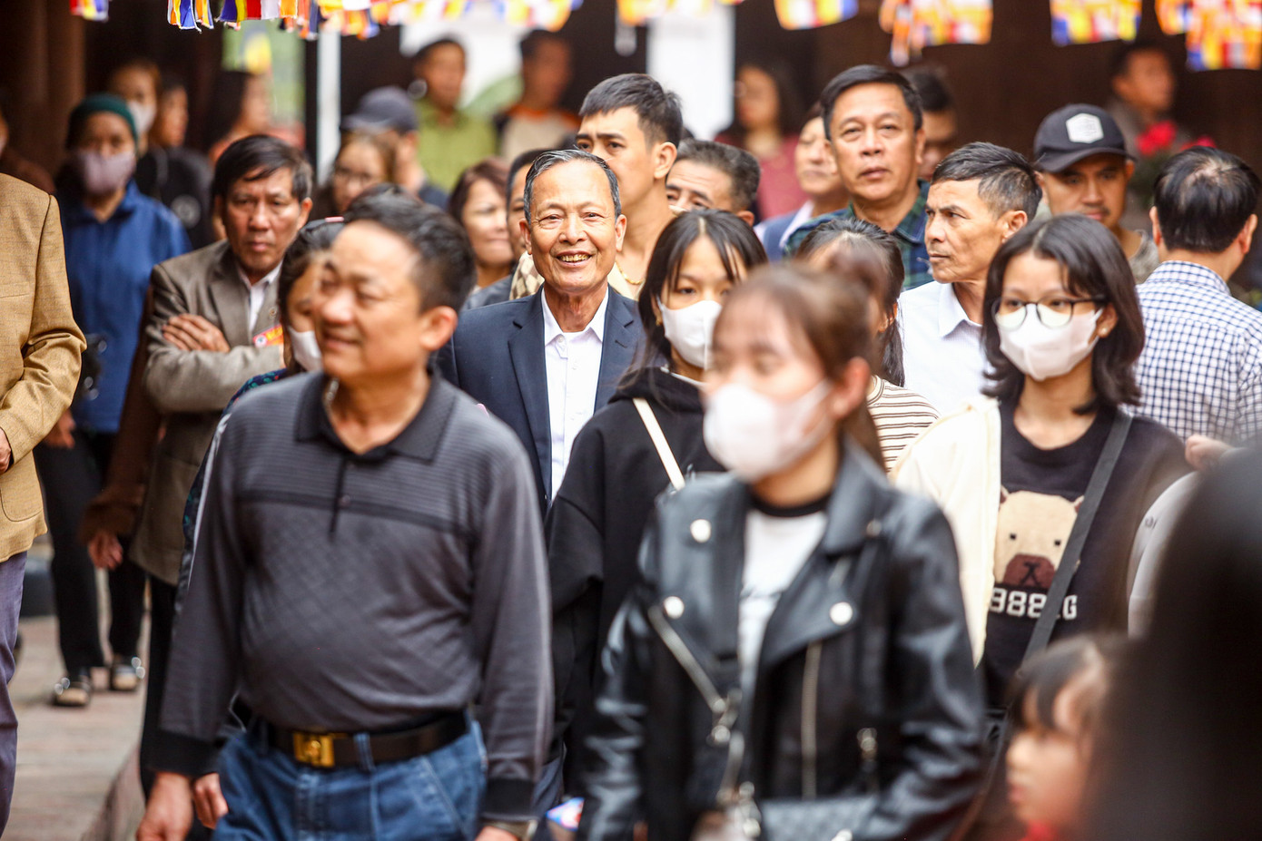 Mọi ngả dẫn vào chùa đều đông nghẹt khách tham quan, vãn cảnh.