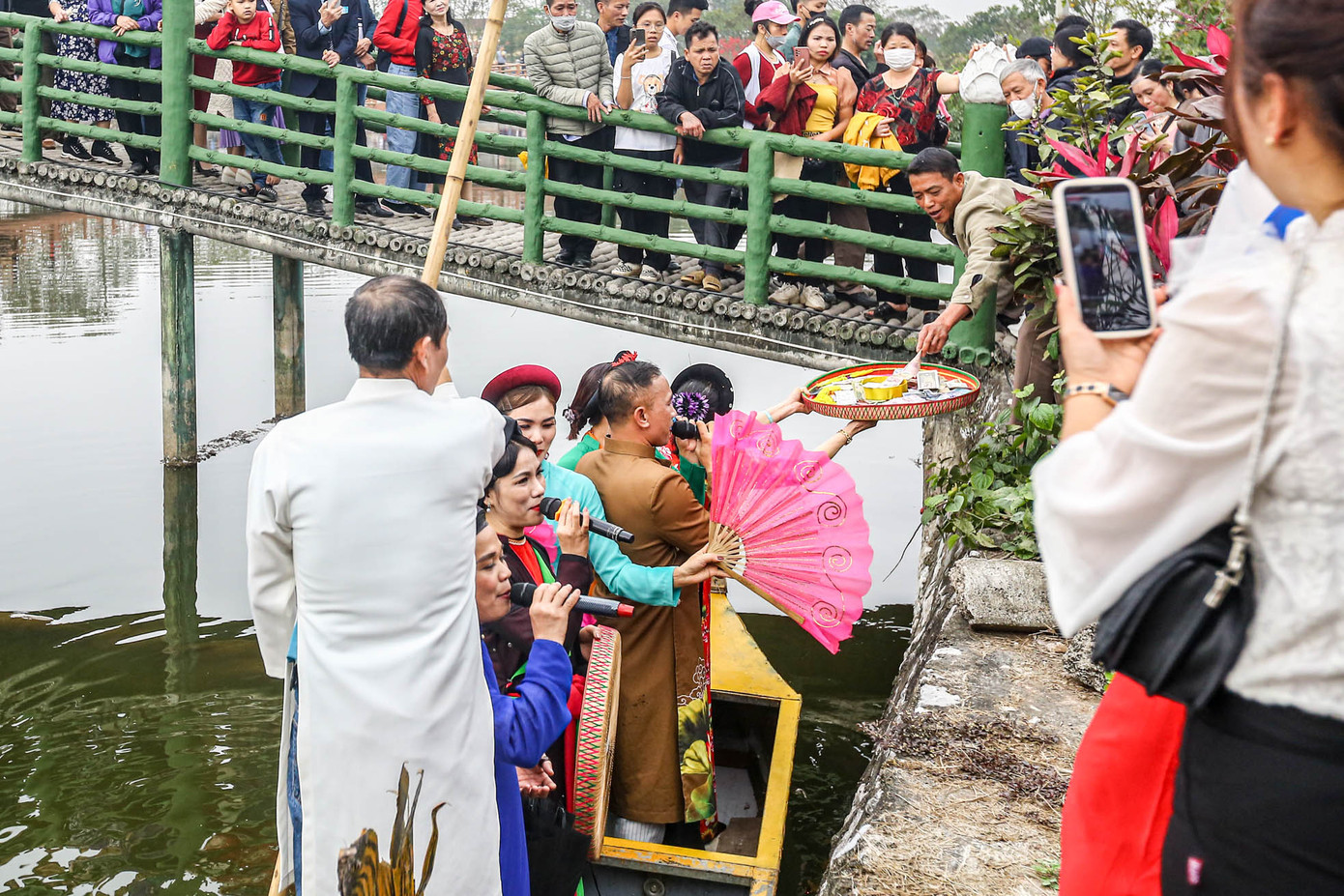 Tình trạng ngả nón xin tiền diễn ra phổ biến tại điểm hát ở ao làng trong chùa nghìn năm tuổi.