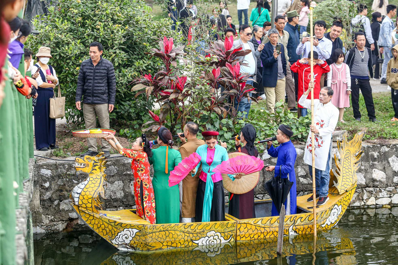 Trên thuyền rồng dạo quanh hồ, liền anh đóng khăn xếp áo the, liền chị áo mớ ba mớ bẩy chèo thuyền hát các bài dân gian. Trong lúc các liền anh, liền chị hát thì một liền chị tay ngả nón và vô tư nhận tiền khi du khách thả tiền vào.