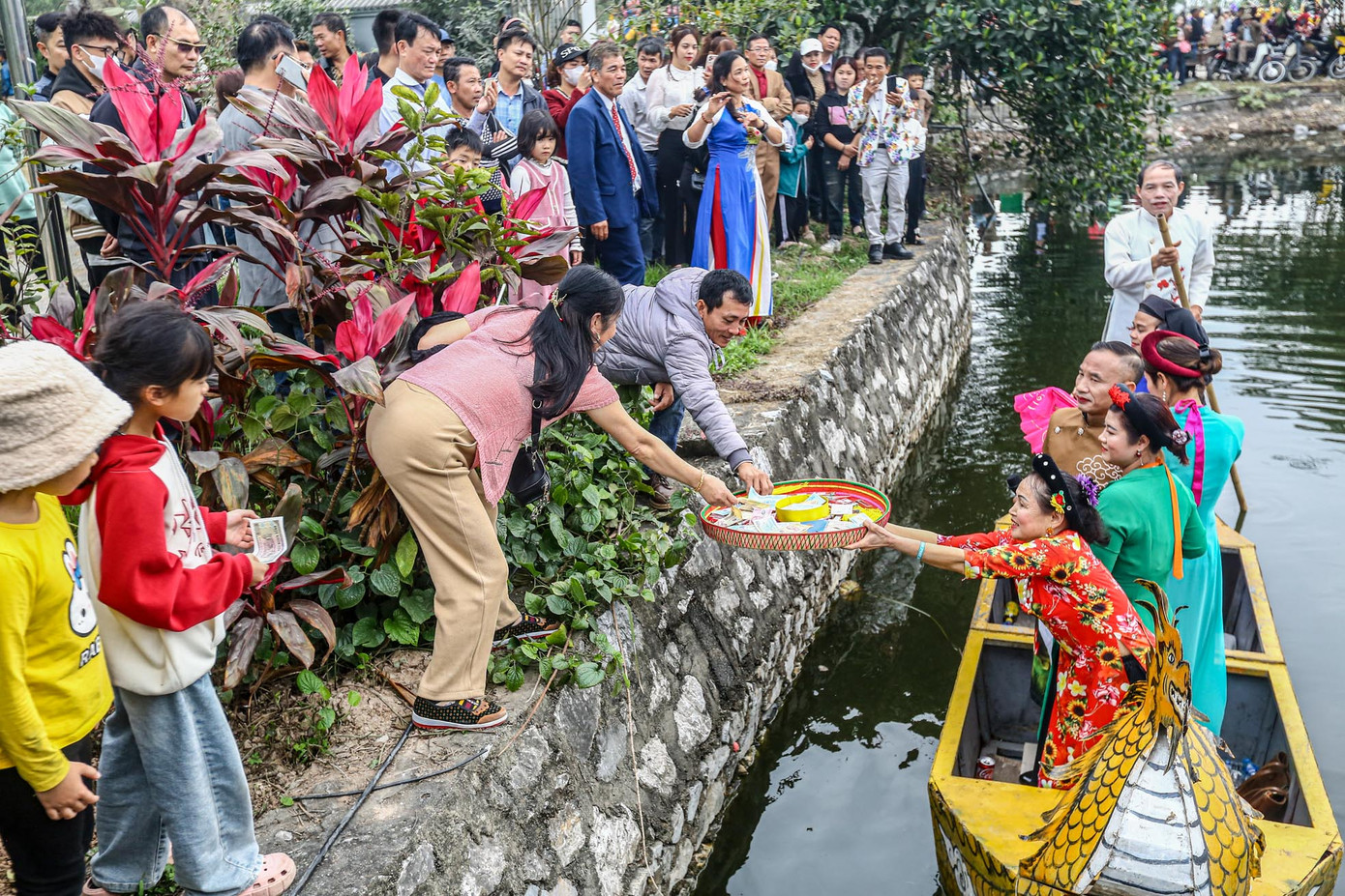 Trên thuyền rồng dạo quanh hồ, liền anh đóng khăn xếp áo the, liền chị áo mớ ba mớ bẩy chèo thuyền hát các bài dân gian. Trong lúc các liền anh, liền chị hát thì một liền chị tay ngả nón và vô tư nhận tiền khi du khách thả tiền vào.