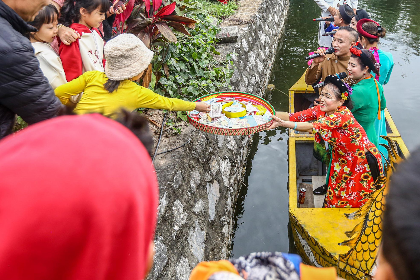 Tình trạng ngả nón xin tiền diễn ra phổ biến tại điểm hát ở ao làng trong chùa nghìn năm tuổi.