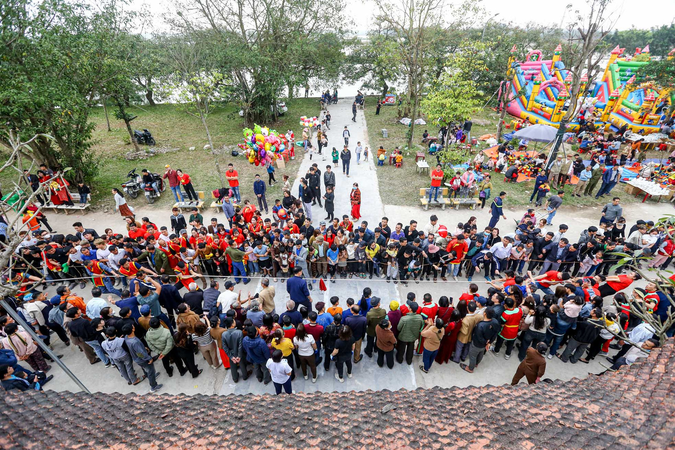 Bên cạnh phần lễ, Ban tổ chức tổ chức các trò chơi dân gian như kéo co, đập nồi niêu.