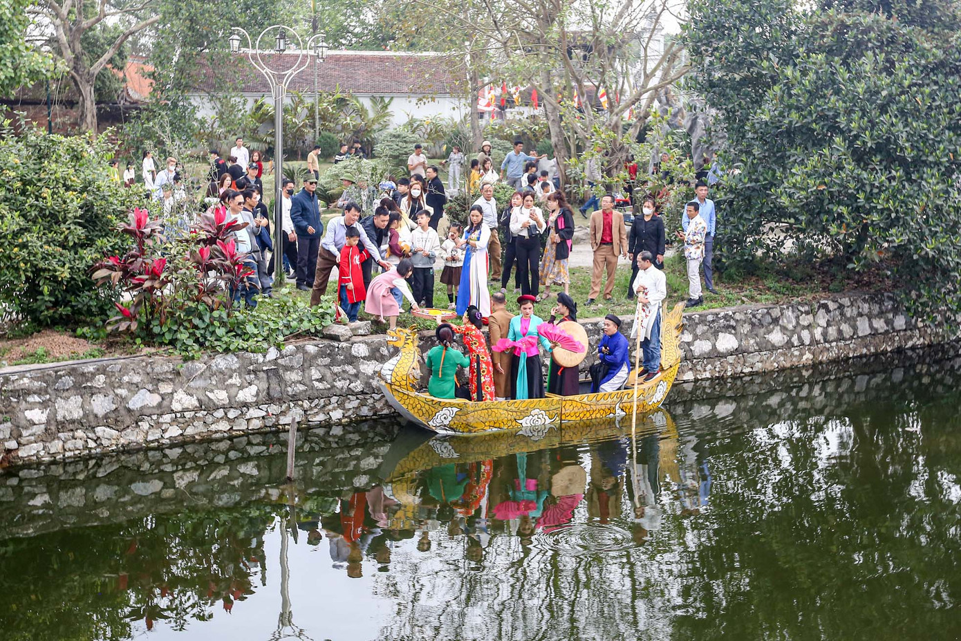Tuy nhiên, bên cạnh những điểm cộng thì hội chùa Đậu năm nay cũng có một điểm trừ, đó là tình trạng "ngả nón xin tiền" của các liền anh, liền chị trên thuyền rồng tại ao trong chùa.