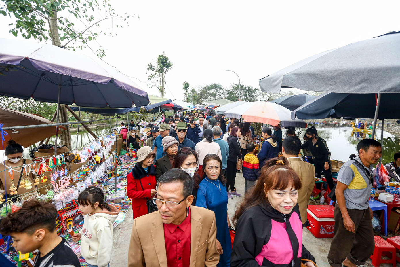 Mọi ngả dẫn vào chùa đều đông nghẹt khách tham quan, vãn cảnh.