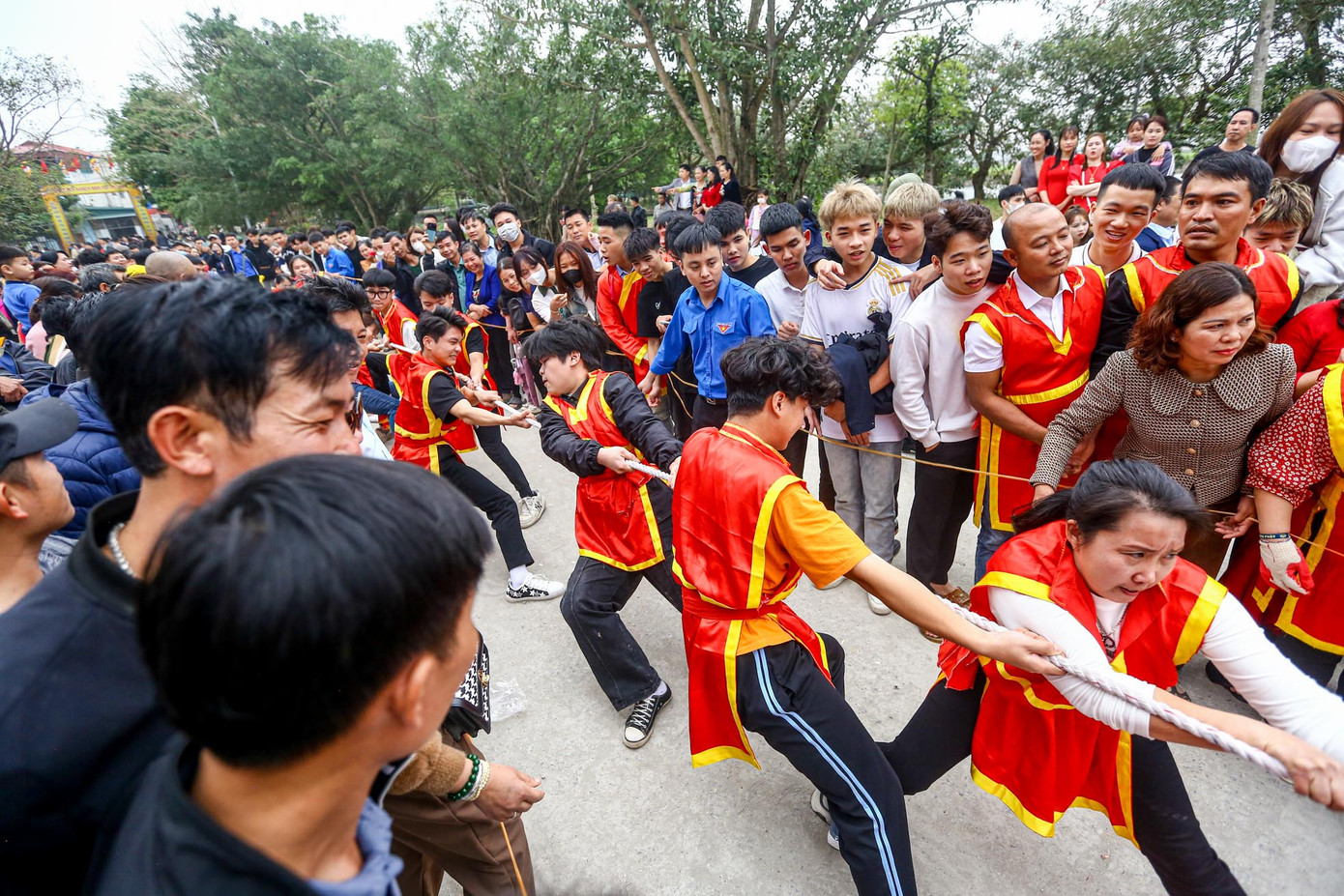 Bên cạnh phần lễ, Ban tổ chức tổ chức các trò chơi dân gian như kéo co, đập nồi niêu.