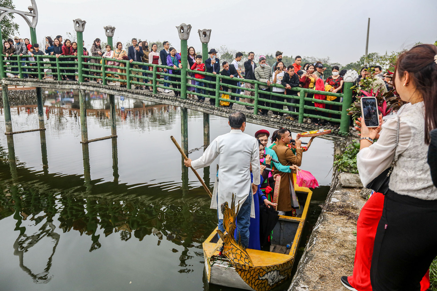 Người dân tặng đoàn hát tiền có mệnh giá phổ biến từ 5.000 đồng - 100.000 đồng.