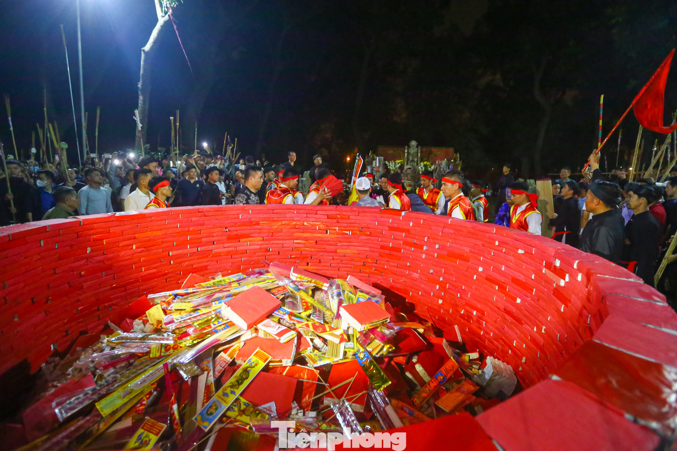 Cả "tấn" vàng mã được chất thành đống, bao quanh được xếp thành khối trụ như hình cái giếng.