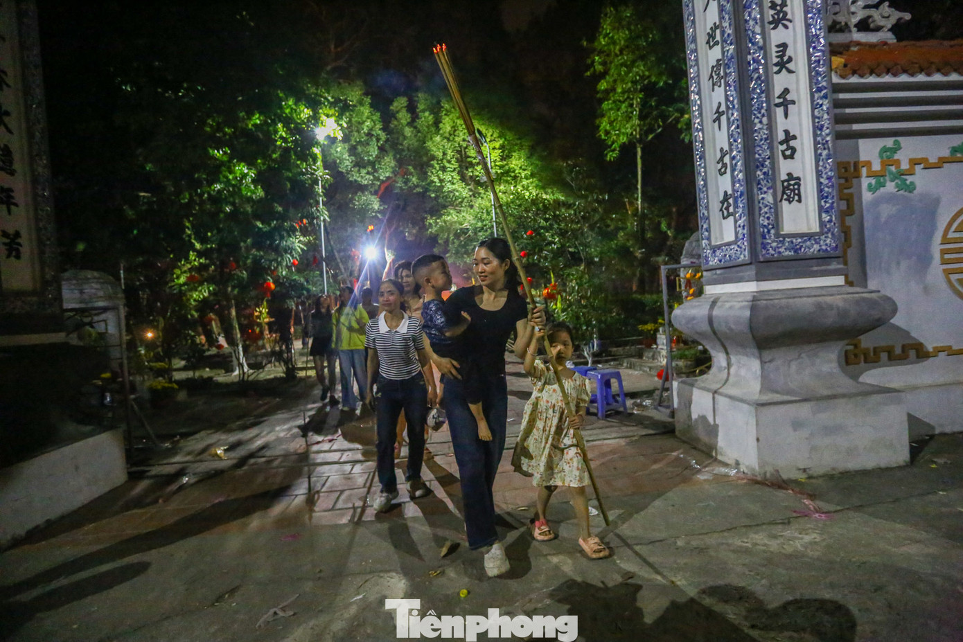 Sau khi lấy được lửa thiêng, người dân mang về nhà thắp lên ban thờ. Chủ yếu người dân dùng hương to vì vậy mọi người đều chậm rãi, không vội vã. "Vàng hương dâng cúng là lộc của nhà thánh, truyền lại cho người dân trong làng qua ngọn lửa thiêng khi hoá. Sau khi lấy lửa về mình sẽ về thắp hương trên bàn thờ để cầu sức khỏe, may mắn cho gia đình", một người dân chia sẻ.