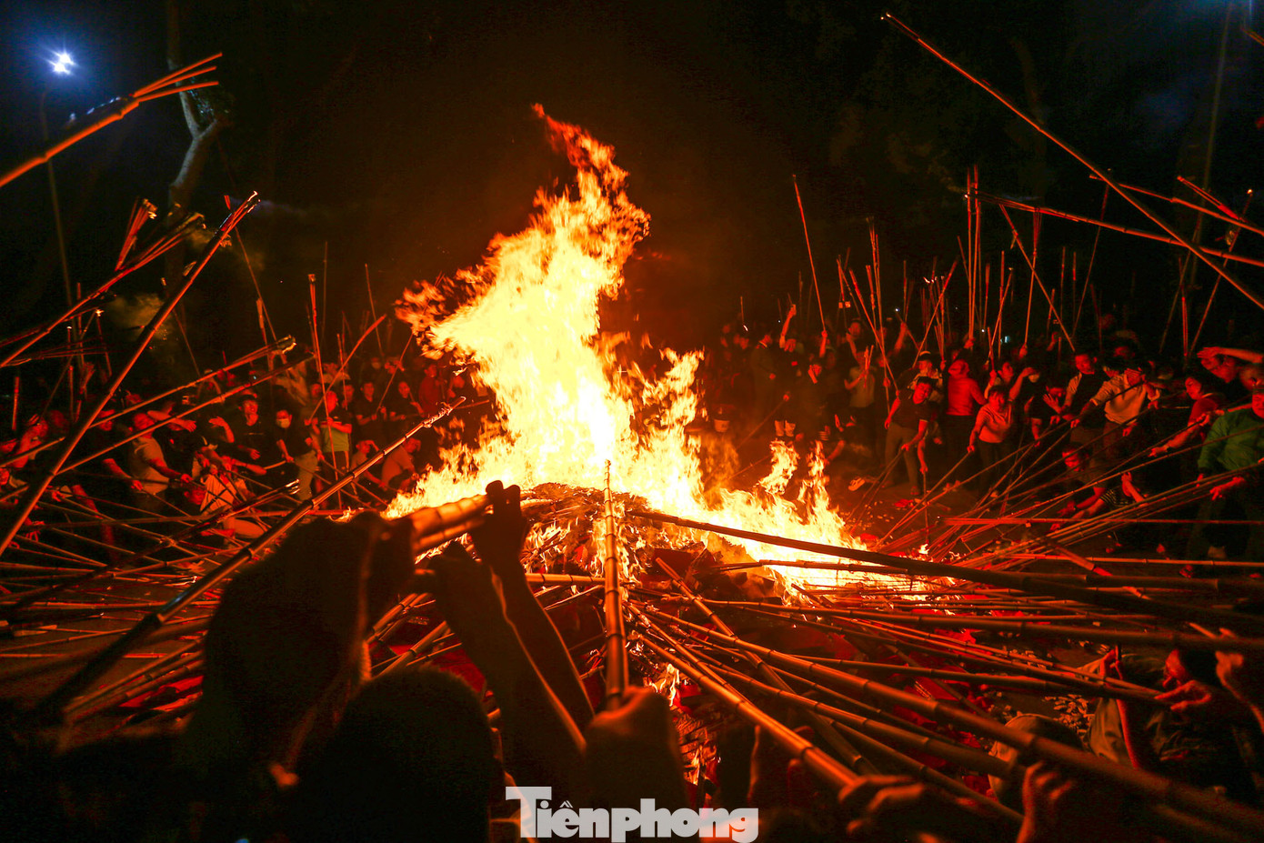 Dân làng và du khách thập phương tìm mọi cách để đem ngọn lửa thiêng về thắp lên ban thờ tổ tiên, với tinh thần hộ quốc vì dân của Thành Hoàng làng sẽ muôn đời quang sáng về với nhà mình. Với hy vọng có được sự phù hộ, độ trì, sự che chở của Đức Thánh, để có được sức khỏe, may mắn, có được cuộc sống an lành, thịnh vượng hơn.