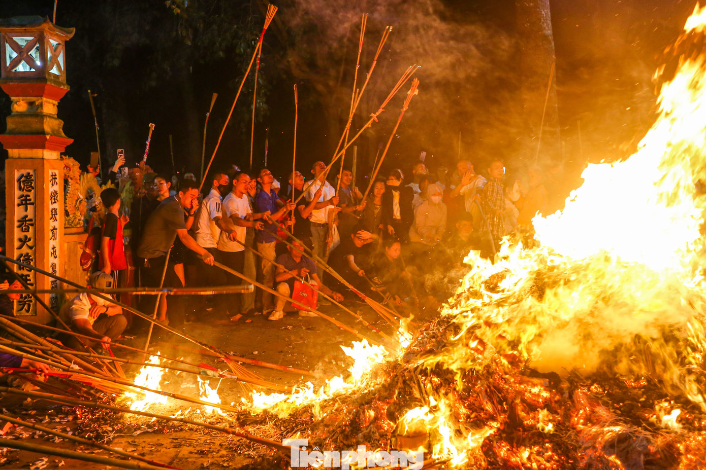 Thời gian ngọn lửa cháy hết đống vàng mã khoảng 40 phút.