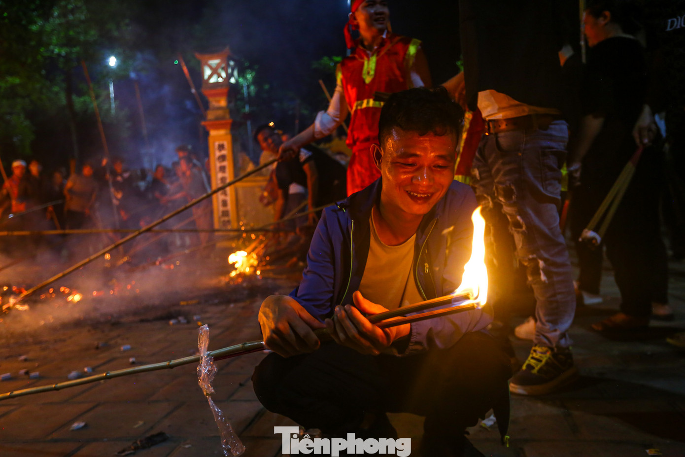 Do đám lửa nóng, nhiều người tìm cách chia lửa thành đám nhỏ để có thể dễ dàng châm hương.