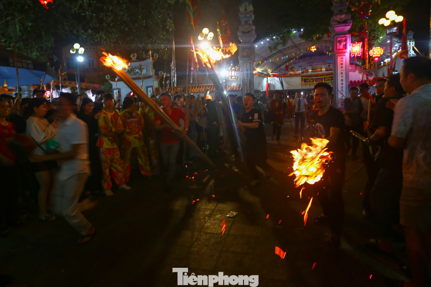 Đêm ngày 12 tháng Giêng Âm lịch có tục lệ Rước mã thờ và Lửa thiêng từ đình xuống Lăng mộ “Cừ Súy Dực Bảo Tướng Quân Chu Bá” để hành lễ, hóa vàng.