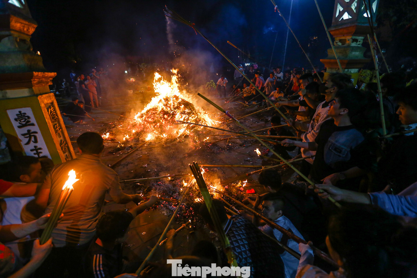Do đám lửa nóng, nhiều người tìm cách chia lửa thành đám nhỏ để có thể dễ dàng châm hương.