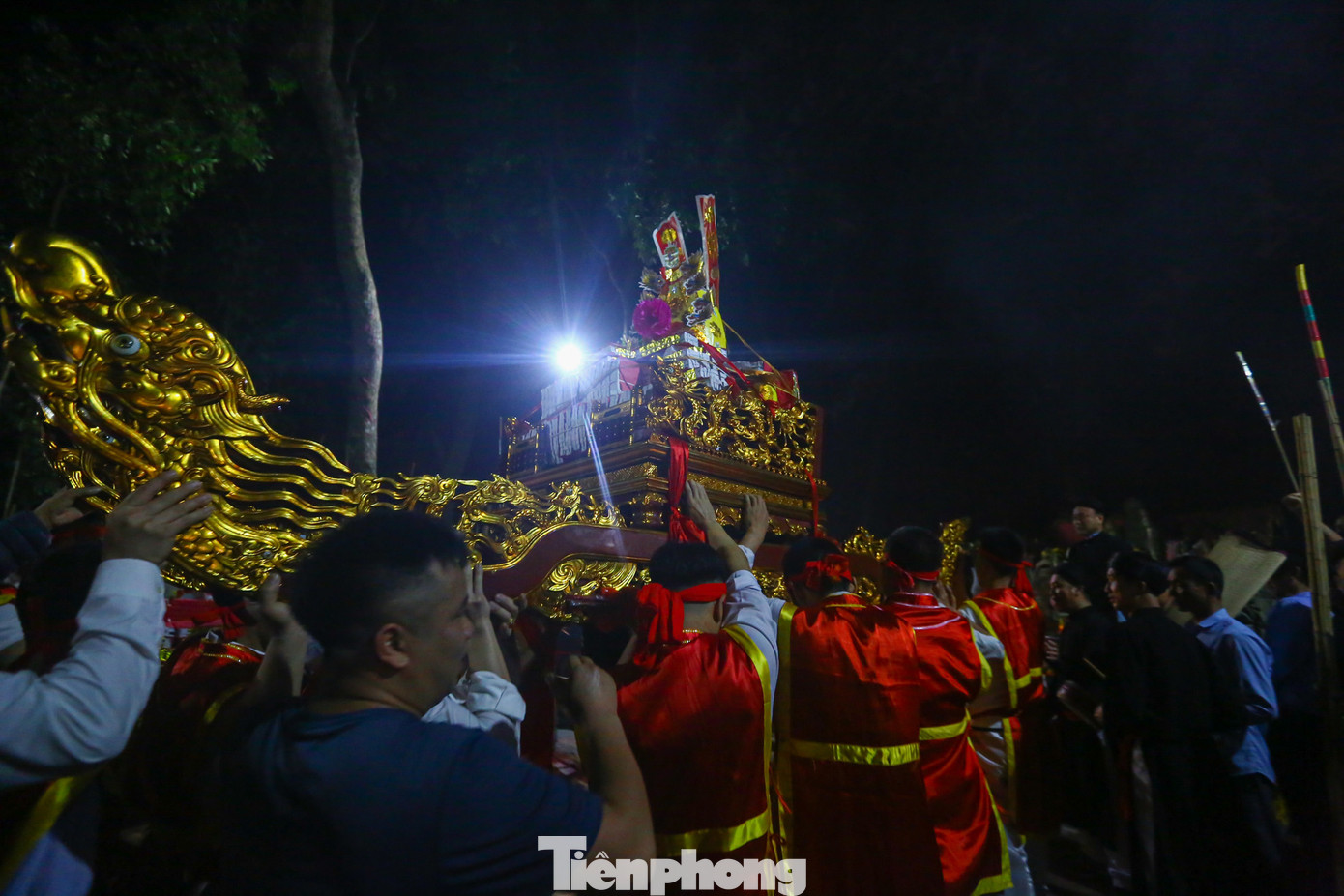 Mã thờ được rước đến làm lễ tại khu lăng mộ Chu Bá.