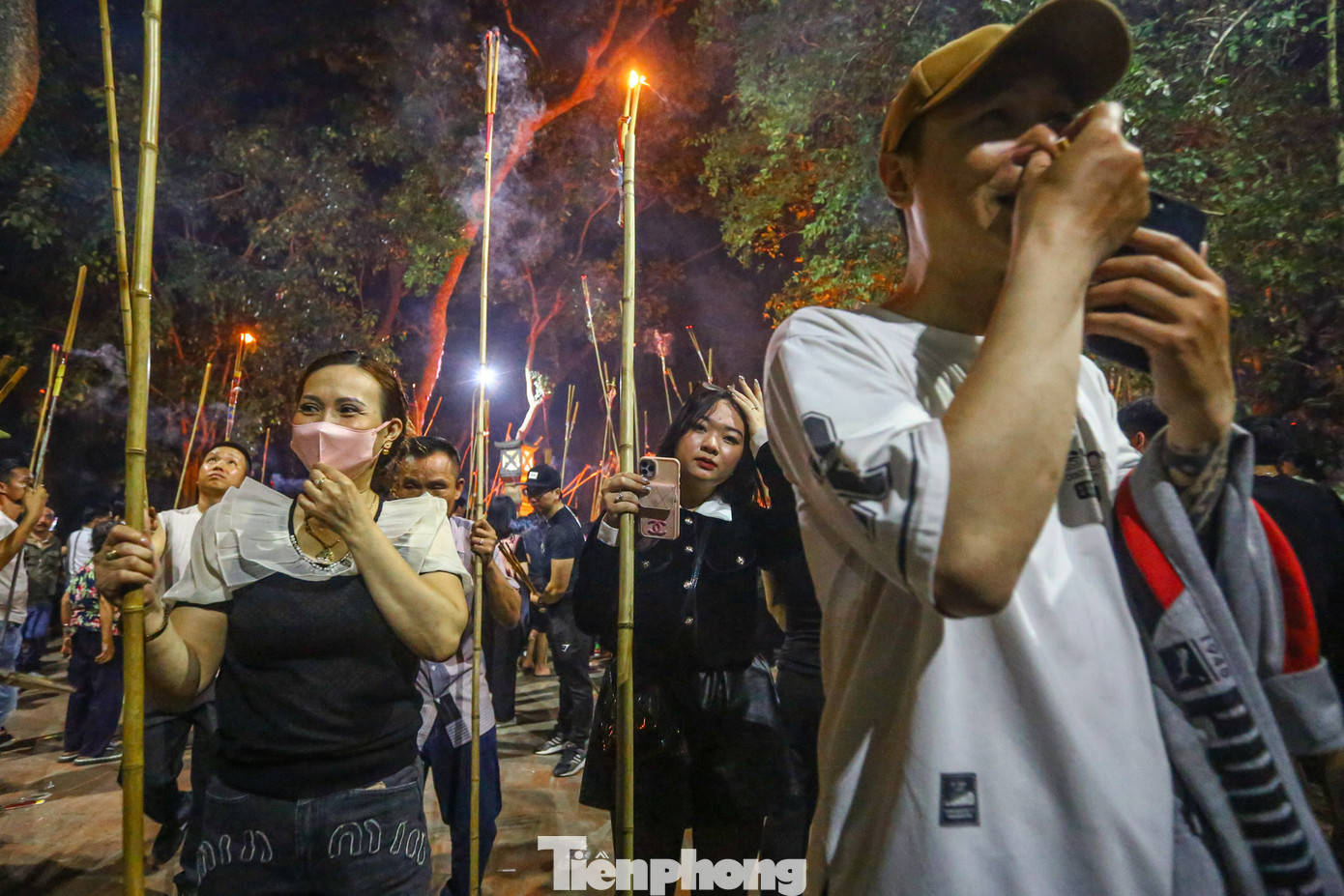 Sau khi lấy được lửa thiêng, người dân mang về nhà thắp lên ban thờ. Chủ yếu người dân dùng hương to vì vậy mọi người đều chậm rãi, không vội vã. "Vàng hương dâng cúng là lộc của nhà thánh, truyền lại cho người dân trong làng qua ngọn lửa thiêng khi hoá. Sau khi lấy lửa về mình sẽ về thắp hương trên bàn thờ để cầu sức khỏe, may mắn cho gia đình", một người dân chia sẻ.