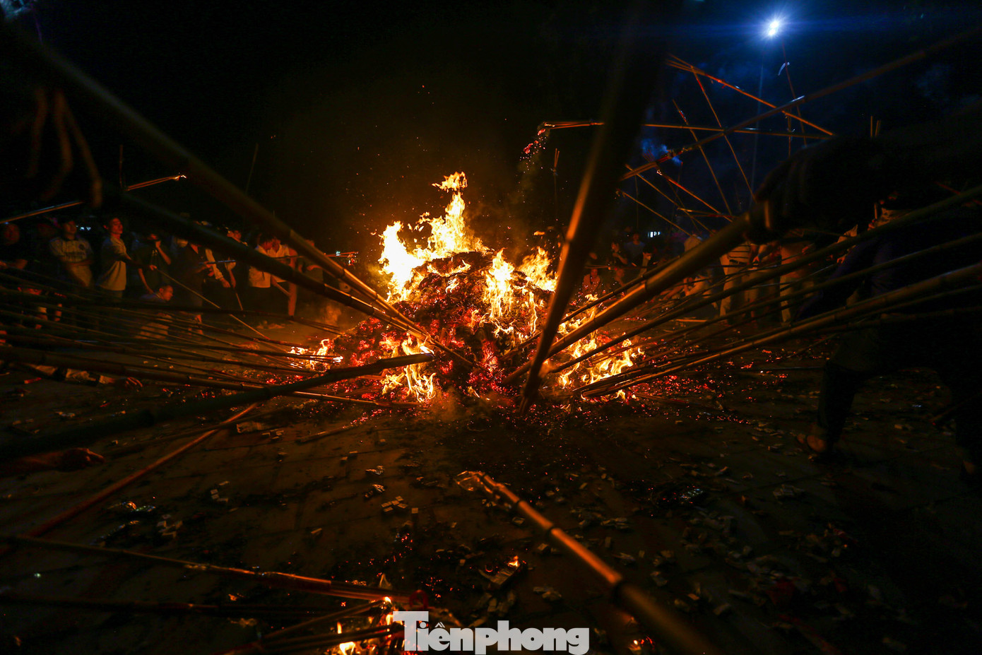 Hàng trăm người cùng dùng sào tre để lấy lửa cùng một lúc.