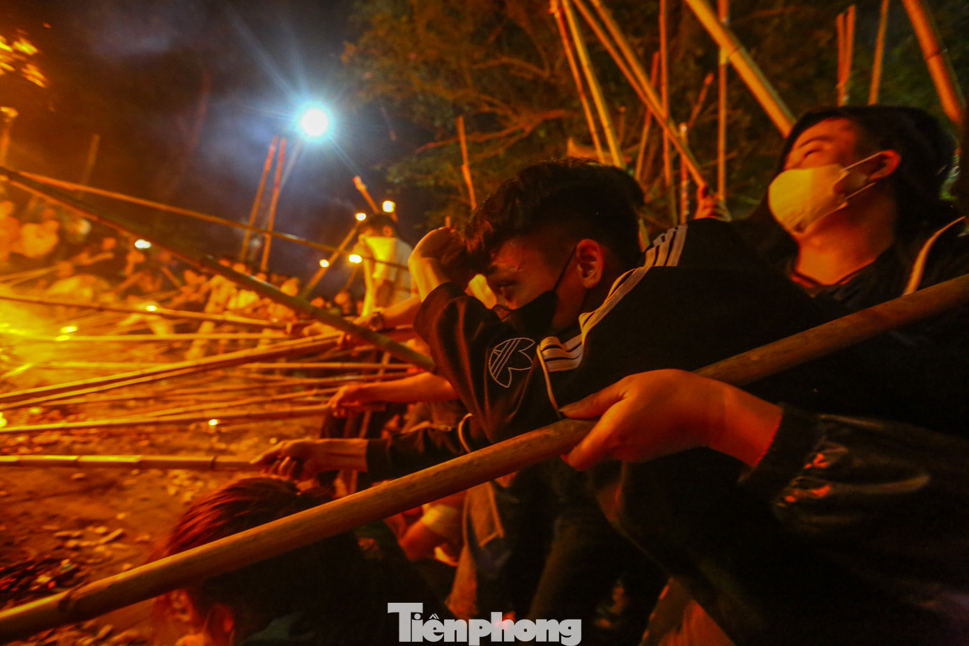 Ngọn lửa lớn, nóng với nhiệt độ cao, mặc dù đã dùng sào tre nhưng vẫn cảm thấy bỏng rát khi lấy lửa thiêng.