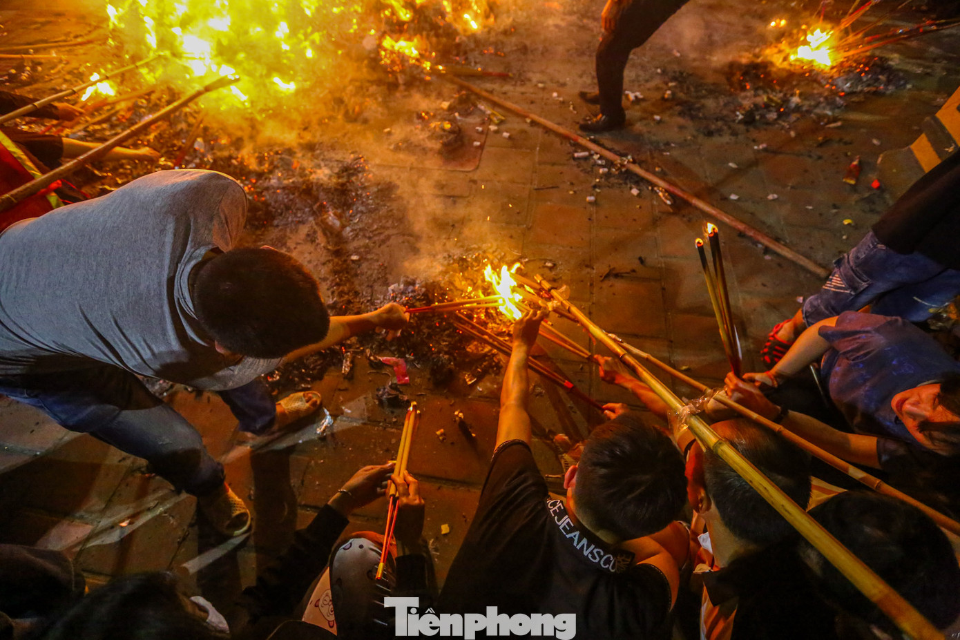 Do đám lửa nóng, nhiều người tìm cách chia lửa thành đám nhỏ để có thể dễ dàng châm hương.
