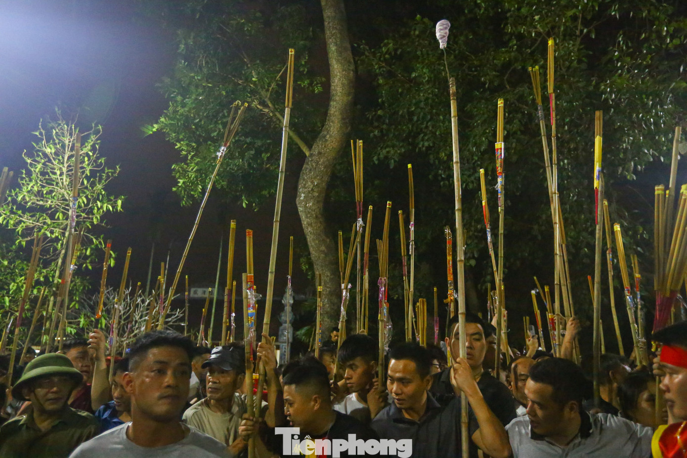 Hàng ngàn người dân và du khách đứng chờ ở khu lăng mộ Chu Bá dùng sào tre buộc hương để lấy chuẩn bị lấy lửa thiêng.