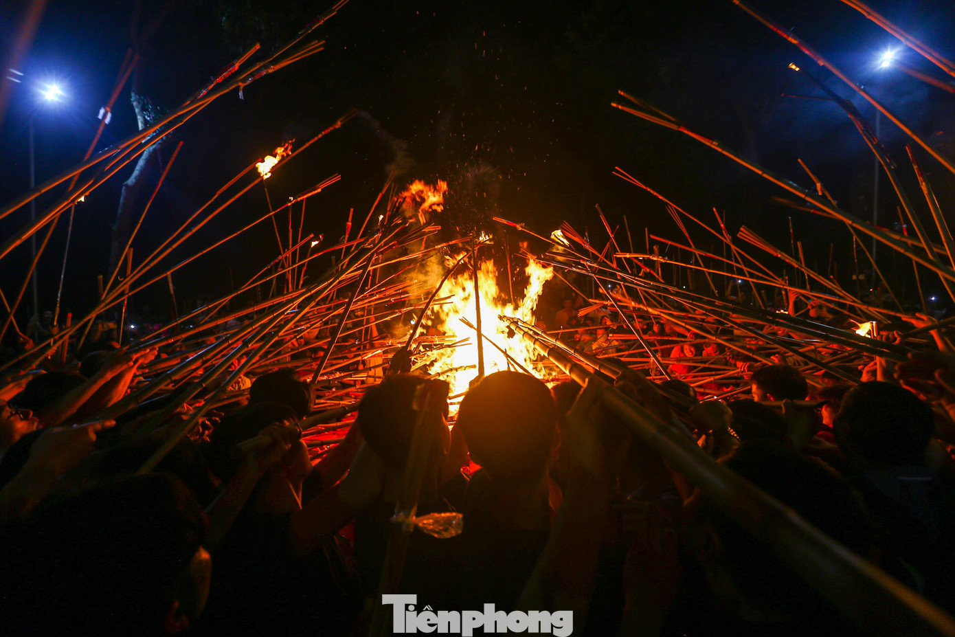Ngọn lửa mới bùng lên, hàng trăm người lao vào, chen nhau để lấy lửa thiêng.