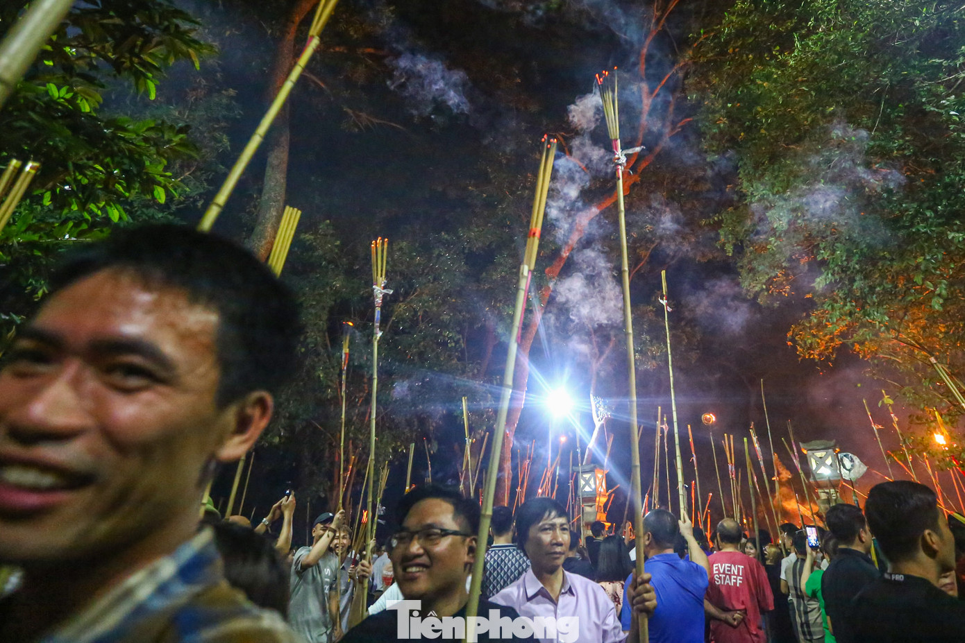 Sau khi lấy được lửa thiêng, người dân mang về nhà thắp lên ban thờ. Chủ yếu người dân dùng hương to vì vậy mọi người đều chậm rãi, không vội vã. "Vàng hương dâng cúng là lộc của nhà thánh, truyền lại cho người dân trong làng qua ngọn lửa thiêng khi hoá. Sau khi lấy lửa về mình sẽ về thắp hương trên bàn thờ để cầu sức khỏe, may mắn cho gia đình", một người dân chia sẻ.