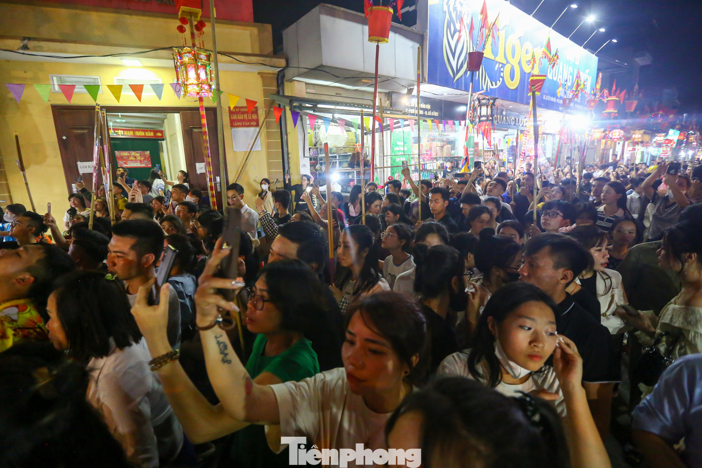 Lễ hội thu hút hàng vạn lượt người trong và ngoài xã, các nơi xa gần về hành lễ, dự hội.