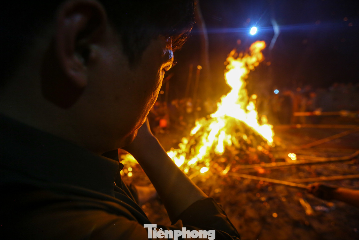 Ngọn lửa lớn, nóng với nhiệt độ cao, mặc dù đã dùng sào tre nhưng vẫn cảm thấy bỏng rát khi lấy lửa thiêng.