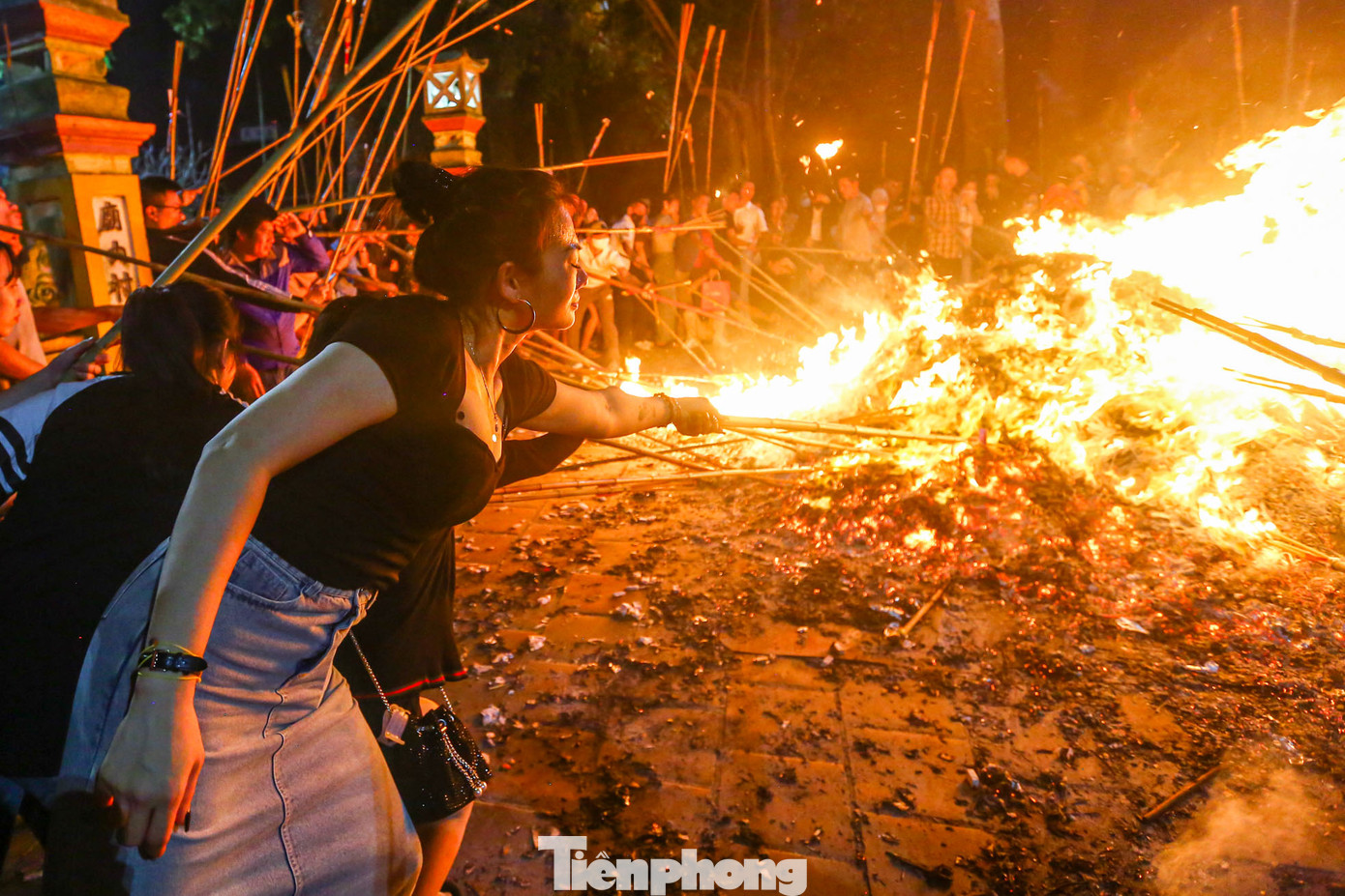 Thời gian ngọn lửa cháy hết đống vàng mã khoảng 40 phút.