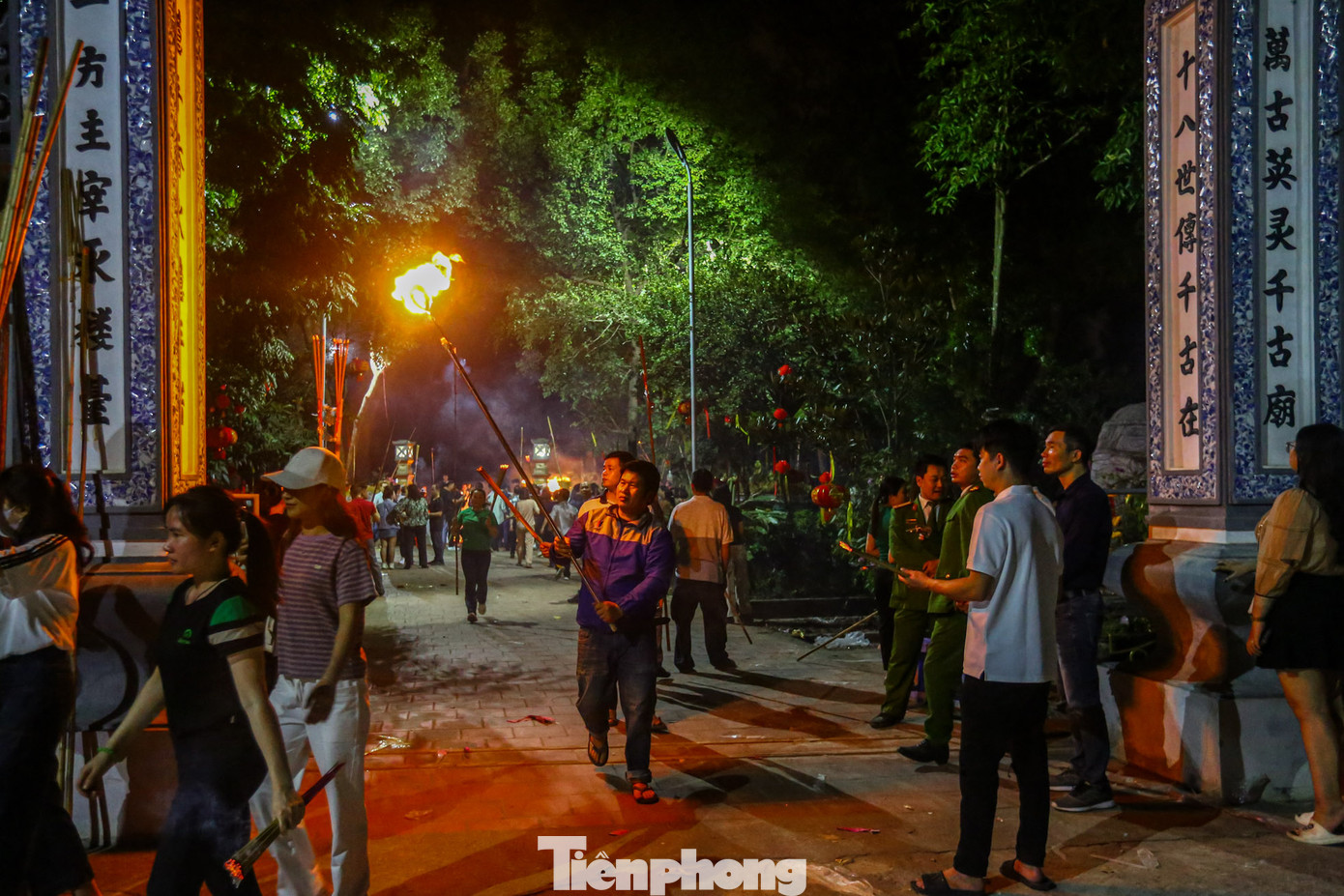 Sau khi lấy được lửa thiêng, người dân mang về nhà thắp lên ban thờ. Chủ yếu người dân dùng hương to vì vậy mọi người đều chậm rãi, không vội vã. "Vàng hương dâng cúng là lộc của nhà thánh, truyền lại cho người dân trong làng qua ngọn lửa thiêng khi hoá. Sau khi lấy lửa về mình sẽ về thắp hương trên bàn thờ để cầu sức khỏe, may mắn cho gia đình", một người dân chia sẻ.