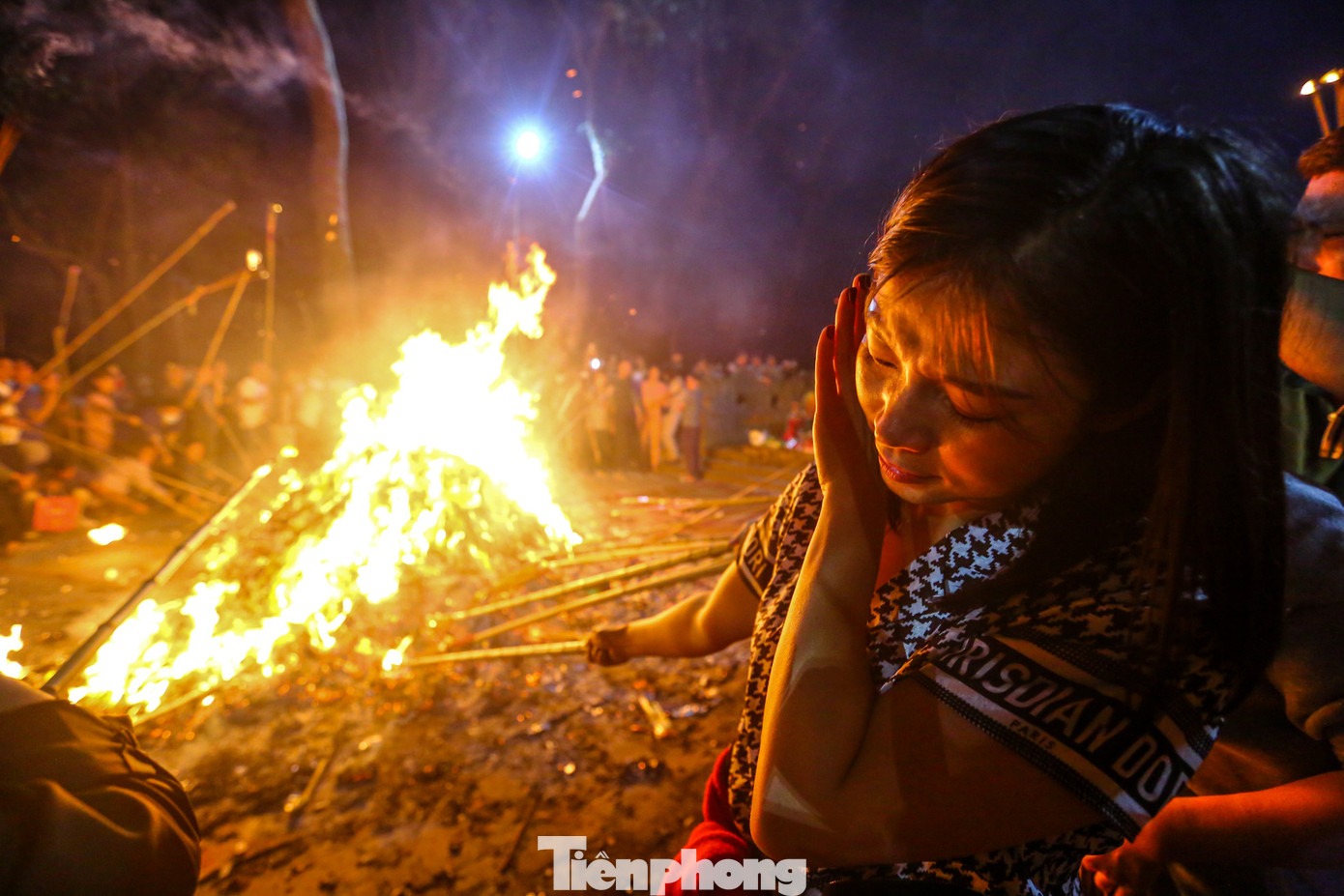 Ngọn lửa lớn, nóng với nhiệt độ cao, mặc dù đã dùng sào tre nhưng vẫn cảm thấy bỏng rát khi lấy lửa thiêng.