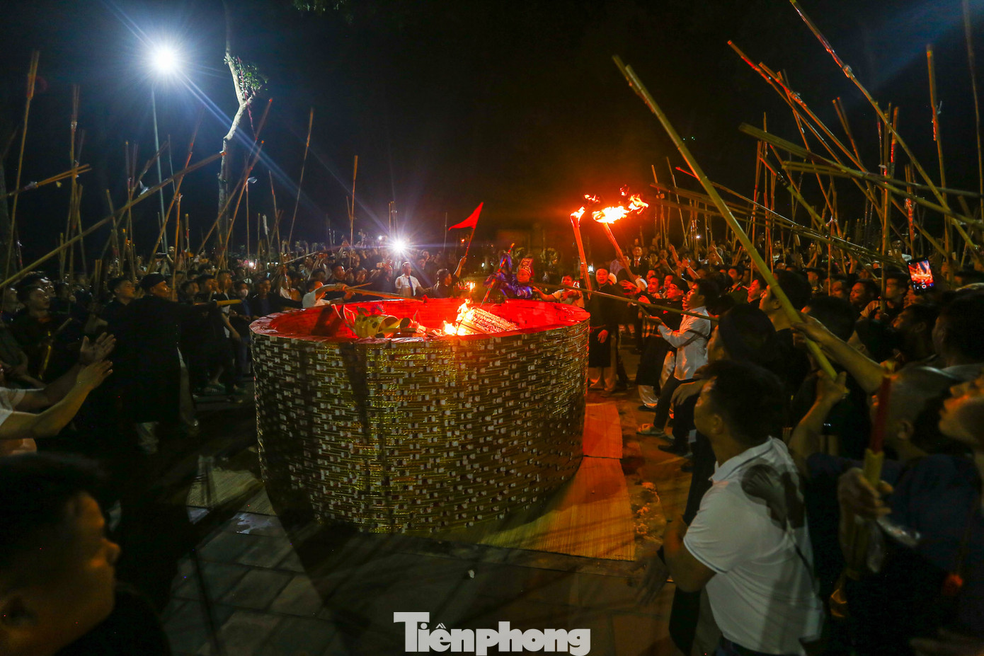 Sau khi các cụ cao niên hành lễ xong, đúng 23h30, cụ chủ tế lấy ngọn lửa thiêng ra hóa vàng.