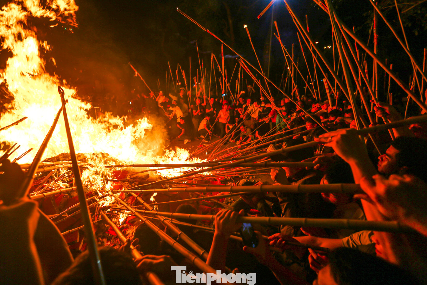 Dân làng và du khách thập phương tìm mọi cách để đem ngọn lửa thiêng về thắp lên ban thờ tổ tiên, với tinh thần hộ quốc vì dân của Thành Hoàng làng sẽ muôn đời quang sáng về với nhà mình. Với hy vọng có được sự phù hộ, độ trì, sự che chở của Đức Thánh, để có được sức khỏe, may mắn, có được cuộc sống an lành, thịnh vượng hơn.