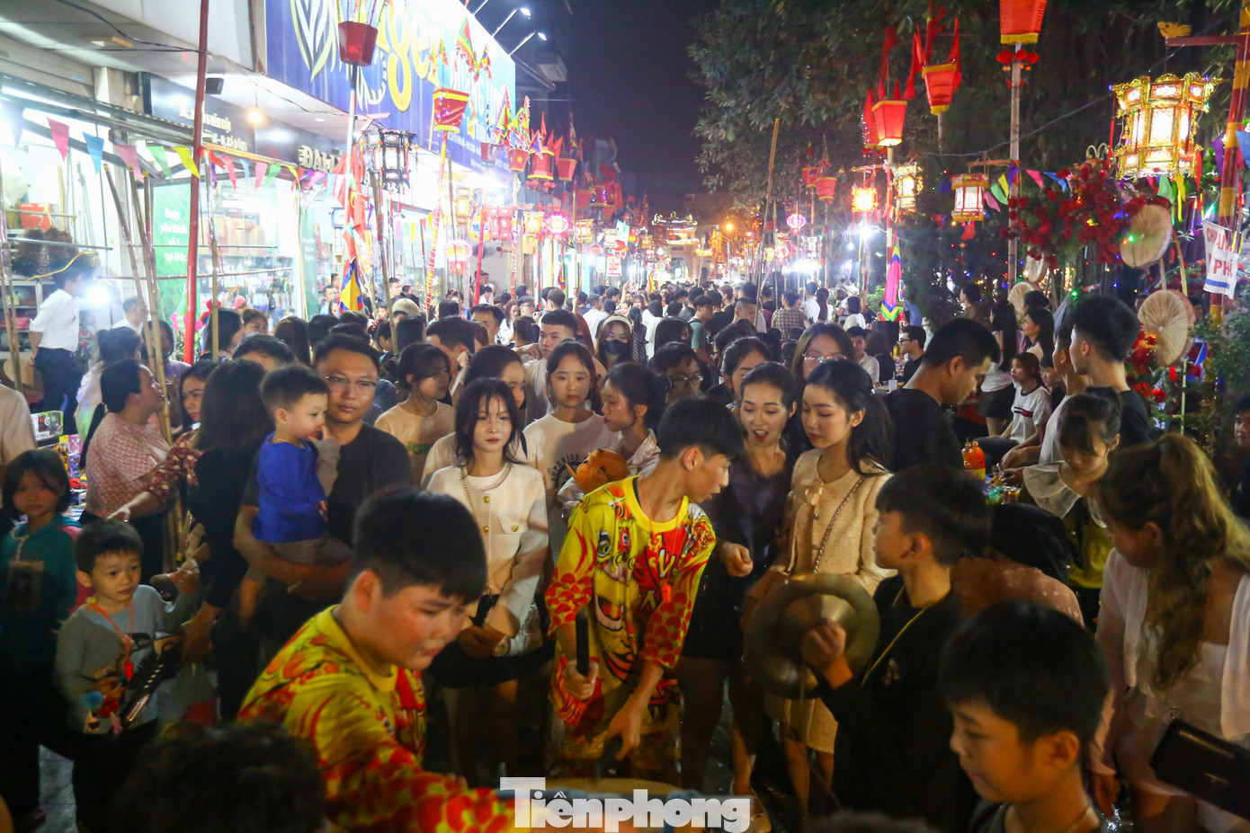 Lễ hội thu hút hàng vạn lượt người trong và ngoài xã, các nơi xa gần về hành lễ, dự hội.