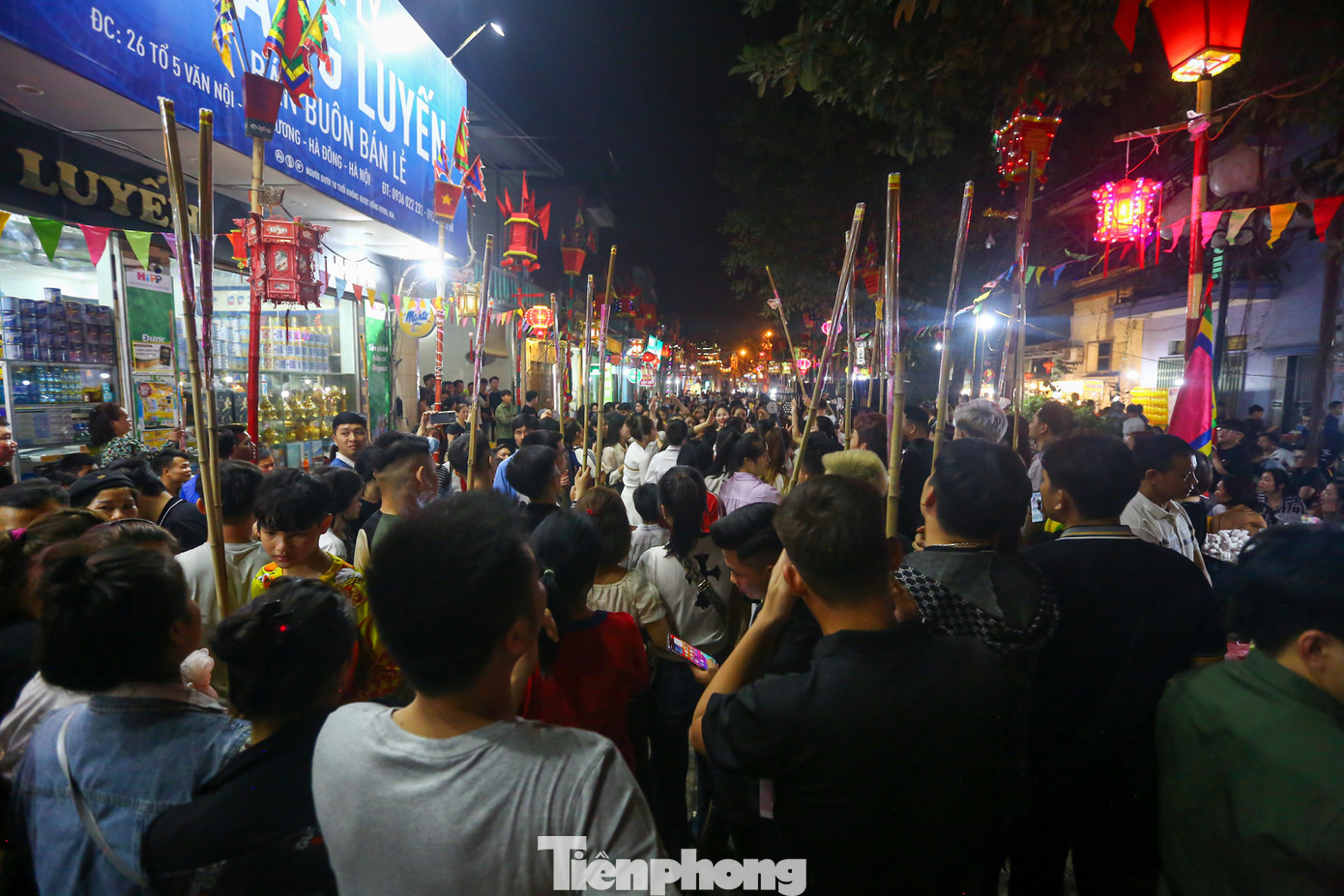 Lễ hội thu hút hàng vạn lượt người trong và ngoài xã, các nơi xa gần về hành lễ, dự hội.