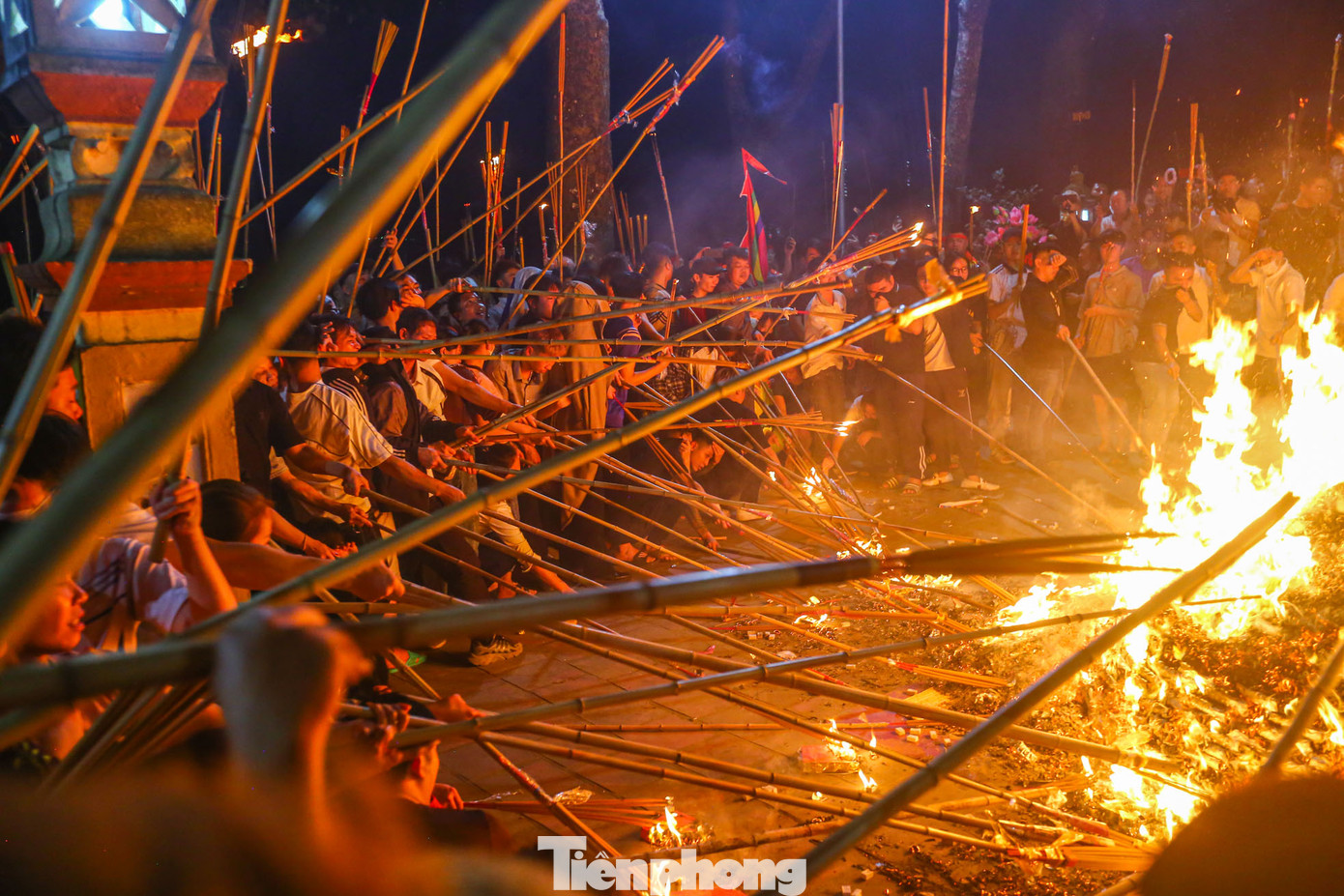 Dân làng và du khách thập phương tìm mọi cách để đem ngọn lửa thiêng về thắp lên ban thờ tổ tiên, với tinh thần hộ quốc vì dân của Thành Hoàng làng sẽ muôn đời quang sáng về với nhà mình. Với hy vọng có được sự phù hộ, độ trì, sự che chở của Đức Thánh, để có được sức khỏe, may mắn, có được cuộc sống an lành, thịnh vượng hơn.