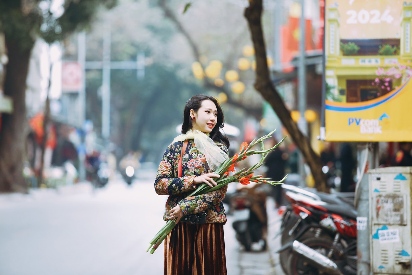 Một số người tận dụng cơ hội chụp ảnh, ghi lại khoảnh khắc phố cổ vắng lặng vào sáng mùng 1 hiếm có này.