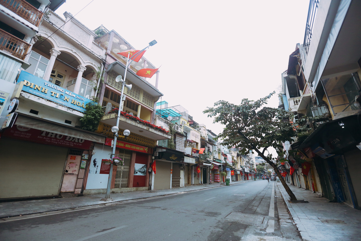 Phố Hàng Ngang không còn tấp nập các cửa hàng bán quần áo.