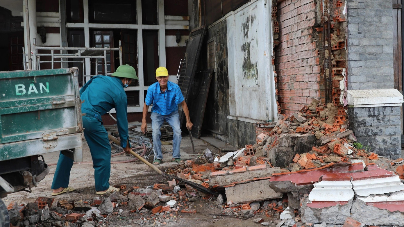 Hoạt động tháo dỡ diễn ra khẩn trương vào sáng 23/2 tại nhà các hộ dân giáp giao lộ Hoàng Hoa Thám - Cộng Hòa