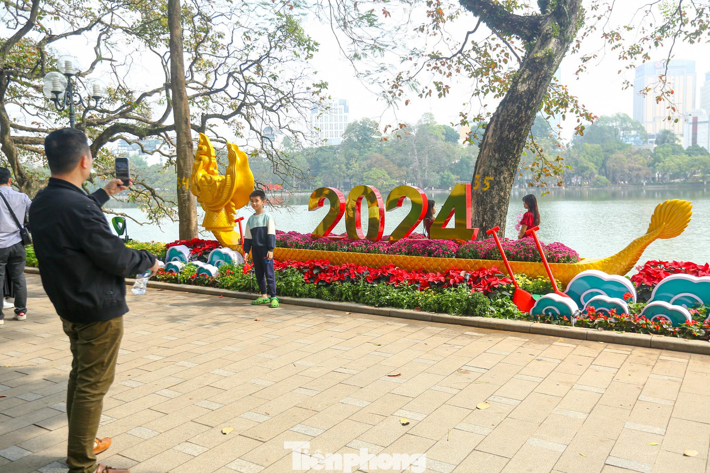 Cụm logo trang trí với hình ảnh thuyền rồng đoạn phố Lê Thái Tổ.