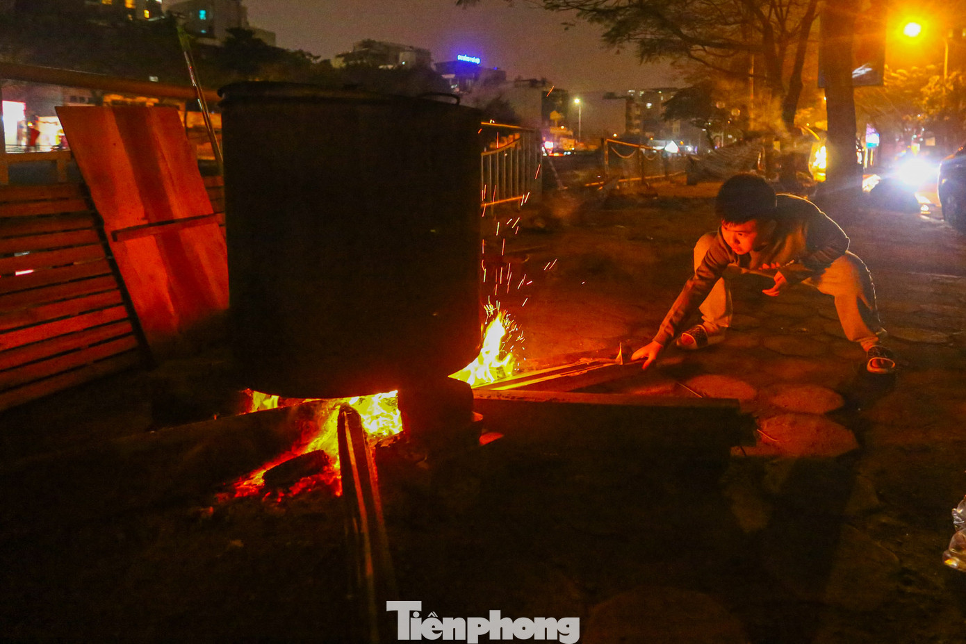 Trẻ em thích thú khi được cùng bố mẹ canh nồi bánh chưng.