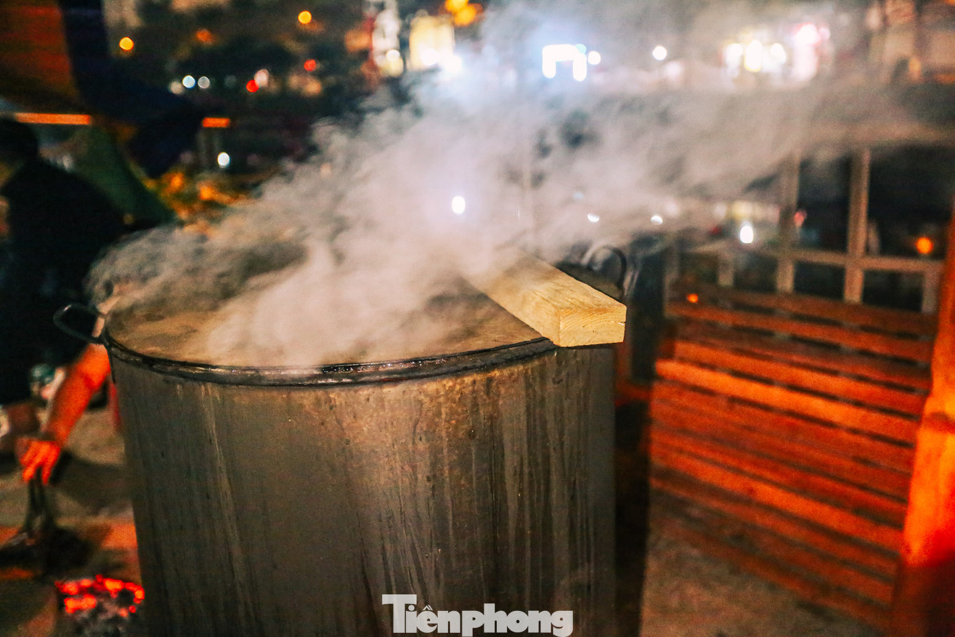 Nồi bánh chưng nghi ngút khói khiến mọi người thích thú, đặc biệt là những đứa trẻ.