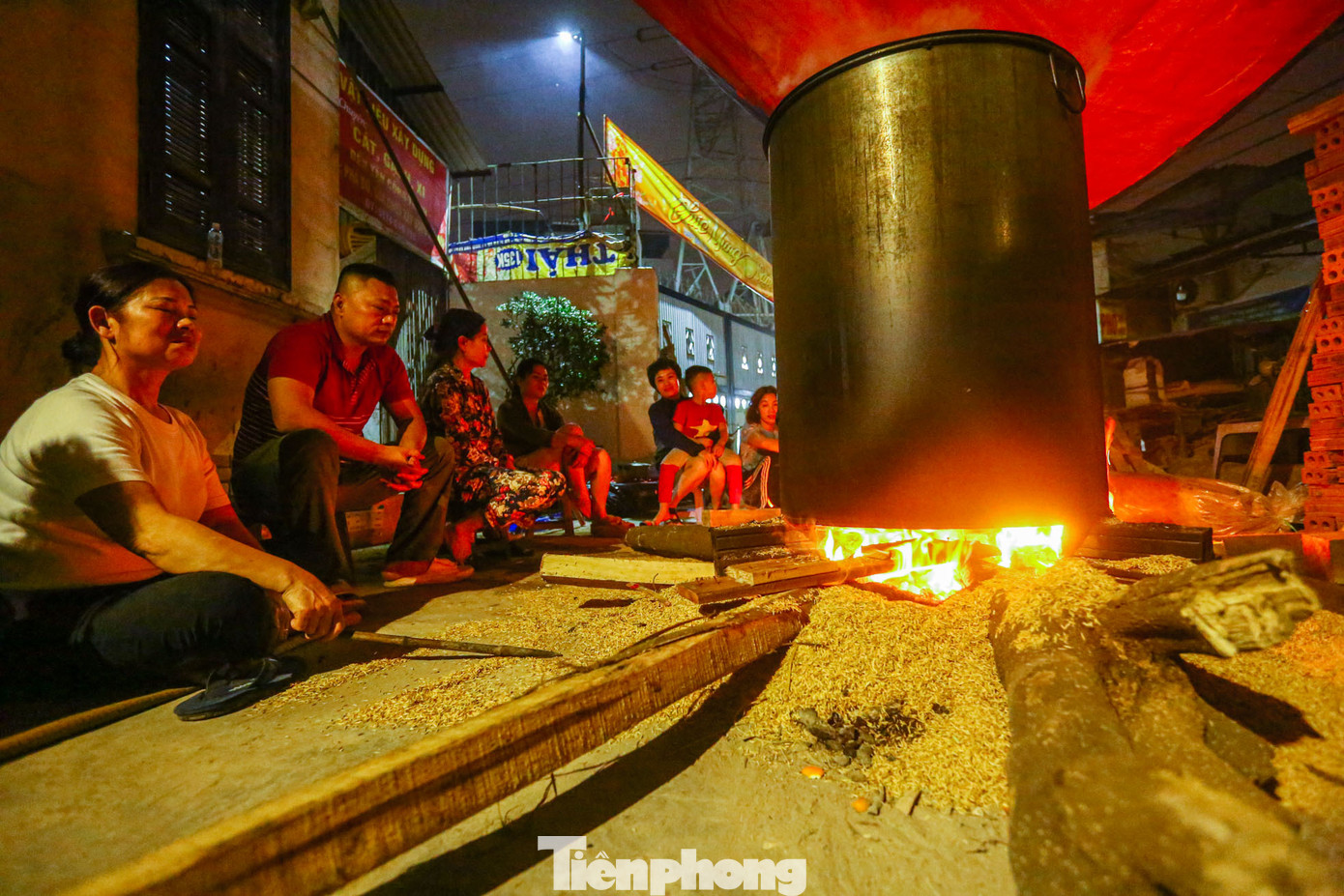 Để làm ra được một chiếc bánh chưng, gia đình phải tụ họp từ sáng, làm nhiều công đoạn, từ việc chọn, rửa lá dong to đẹp đến việc chọn thịt ba chỉ, ngâm gạo nếp, đậu xanh.. Bánh được gói hoàn toàn thủ công, vẫn giữ được sự vuông vắn trước khi cho vào nồi.